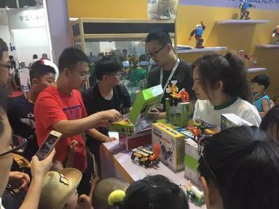 教育科技新浪潮 机器人“体验官”的京津冀酒店探索之旅